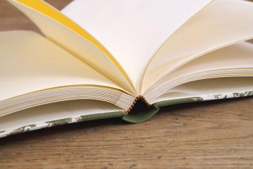 Quadratisches Fotoalbum mit hellen Seiten